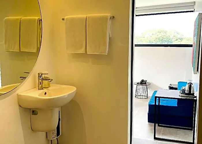 호텔 Gomez House By Durban Poblacion Makati 3*