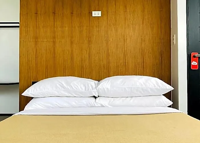 Gomez House By Durban Poblacion Makati 호텔 3*