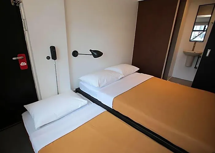 Gomez House By Durban Poblacion Makati 3* Manilla
